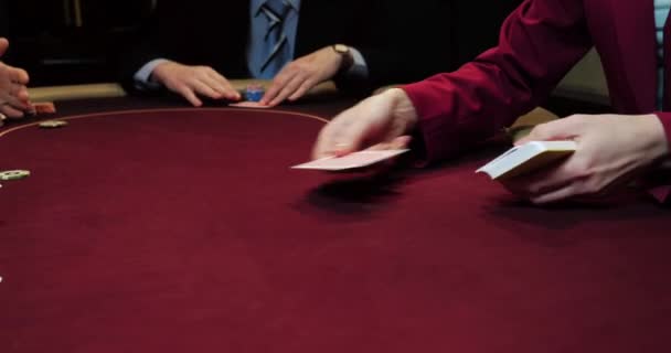 Negociante embaralha as cartas de poker
 - Filmagem, Vídeo