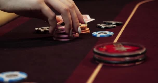 Krupier tasuje karty pokerowe. - Materiał filmowy, wideo