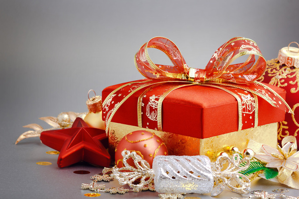 Caja de regalo de Navidad con bolas de Navidad - Foto, Imagen