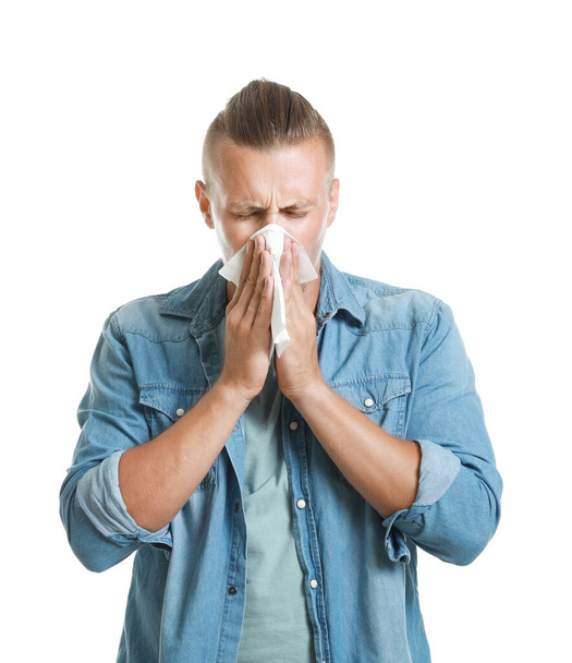 Jeune homme souffrant d'allergie sur fond blanc
 - Photo, image