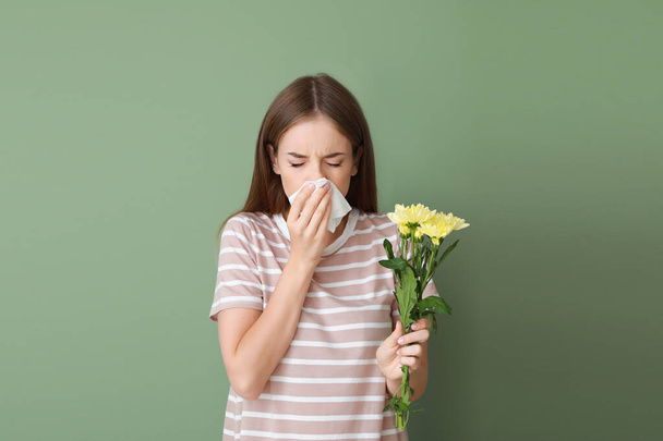 Jeune femme souffrant d'allergie aux fleurs sur fond de couleur
 - Photo, image