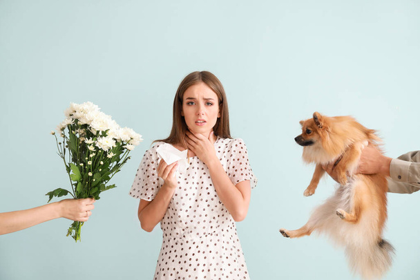 Люди, які дарують квіти і собаку молодій жінці, яка страждає алергією на світлому тлі
 - Фото, зображення