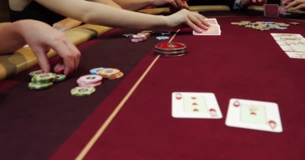 Ο ντίλερ ανακατεύει τα χαρτιά πόκερ - Πλάνα, βίντεο