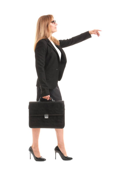 Stijlvolle volwassen zakenvrouw op witte achtergrond - Foto, afbeelding