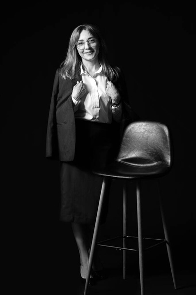 Černobílý portrét stylové podnikatelky na tmavém pozadí - Fotografie, Obrázek