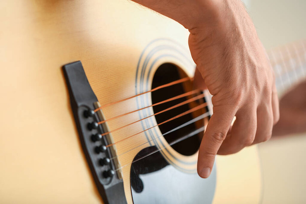 Hezký muž hraje doma na kytaru, detailní záběr - Fotografie, Obrázek