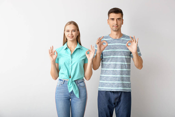 Giovane coppia sordomuta utilizzando il linguaggio dei segni su sfondo bianco
 - Foto, immagini
