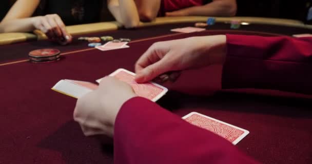 Der Dealer mischt die Pokerkarten - Filmmaterial, Video