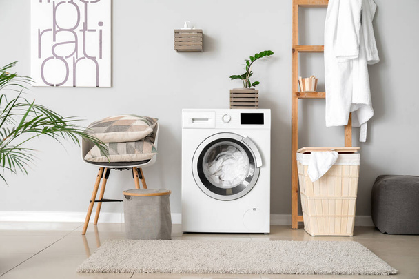 Interior da lavandaria em casa com máquina de lavar roupa moderna
 - Foto, Imagem