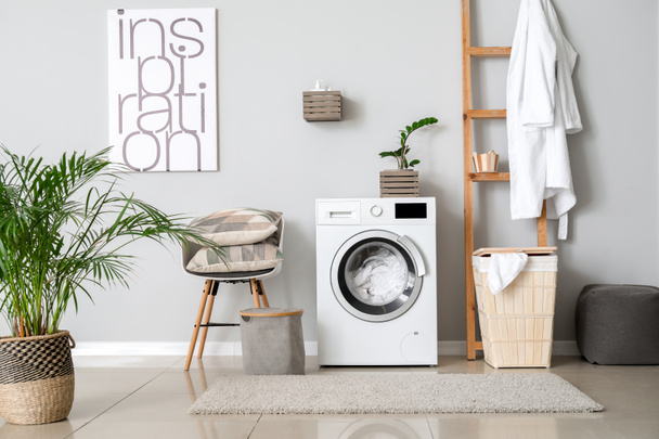 Interior del lavadero con lavadora moderna
 - Foto, imagen
