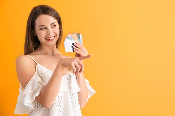 Gyönyörű fiatal nő hitelkártyák színes háttér - Fotó, kép