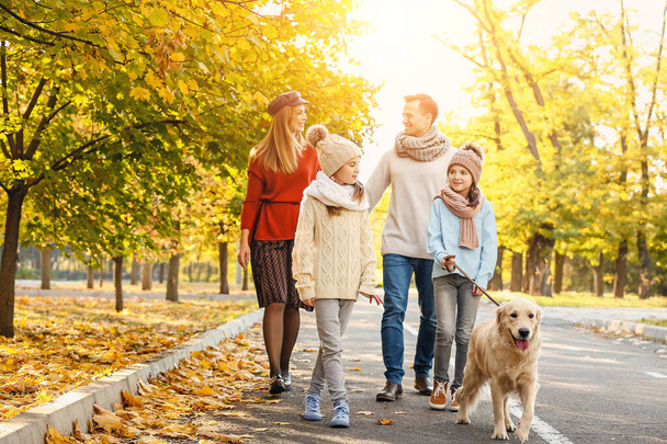 glückliche Familie mit Hundespaziergang im Herbstpark - Foto, Bild