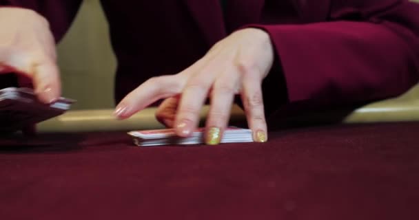 Dealer poker speler met chips aan casino tafel - Video