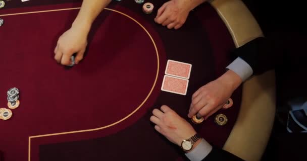Mensen die pokeren, chips man kijken naar zijn kaarten en duwen, all-in - Video
