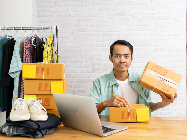 Asian man start up small business owner holding packing cardboar - Foto, Bild