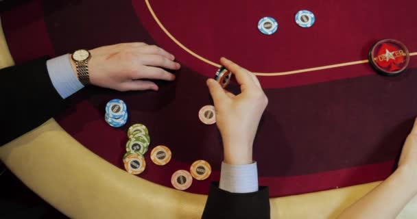 Poker dağıtıcısı tam deste iskambil kağıtlarını karıştırıyor - Video, Çekim