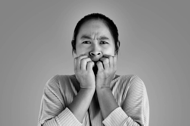 Asiático mulher assustado chocado o que ela vê e segurando as mãos ne
 - Foto, Imagem