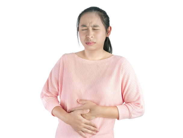 Mulher asiática pouco saudável que sofre de dor de estômago e mantém as mãos
 - Foto, Imagem