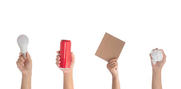 Cierre las manos sostienen conjunto de papel de reciclaje, lata de aluminio, luz
  - Foto, Imagen