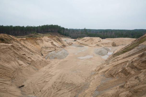 City Cesis, Letonia. Una cantera de arena en funcionamiento con una zanja excavada
 - Foto, Imagen