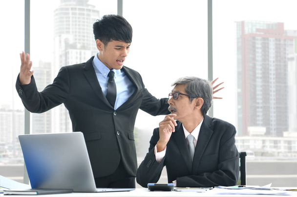  Angry jonge baas schreeuwen op senior werknemer, business concept, Aziatische zakenman - Foto, afbeelding
