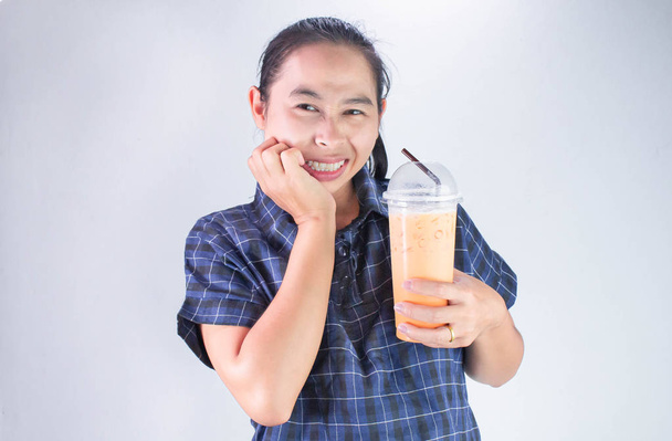 Aasialainen nuori nainen koskettaa poskea kädellä, koska hän hampaan herkkyys ja hammassärky juominen kylmää vettä. Hammashoidon ja terveydenhuollon käsite
. - Valokuva, kuva