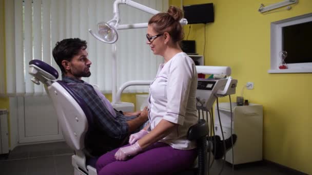 Satisfied patient giving thanks to dentist - Imágenes, Vídeo