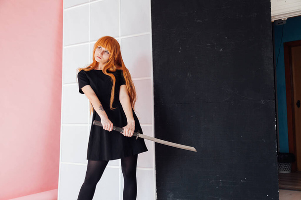 modna kobieta z czerwonymi włosami anime japoński miecz - Zdjęcie, obraz