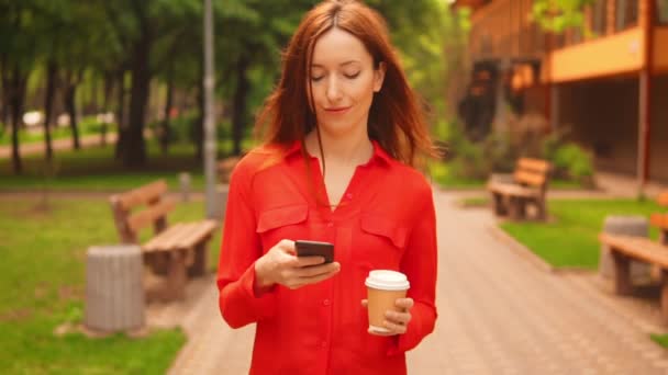 caucasian female typing message use smartphone outdoors - Video, Çekim