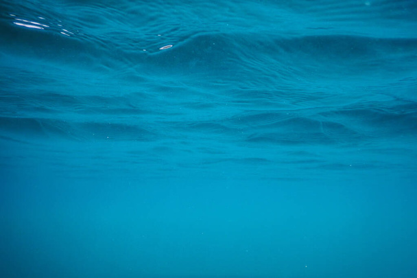 Bleu sous-marin surface et les ondulations, sous-marin rayons de soleil Backgro
 - Photo, image