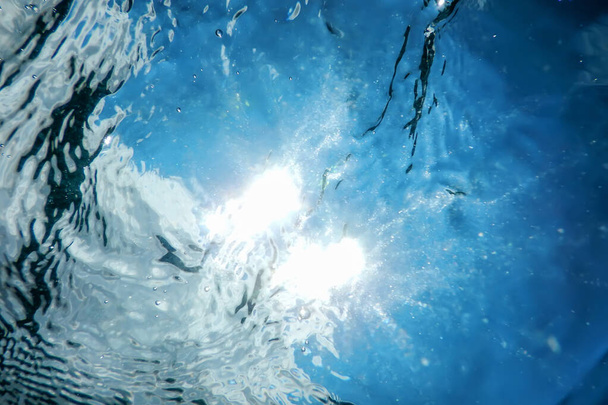 Kék víz alatti felszíni és hullámai, víz alatti napfény sugarai Backgro - Fotó, kép