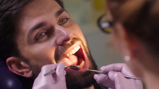 Portrét muže s otevřenými ústy v zubní ordinaci - Záběry, video