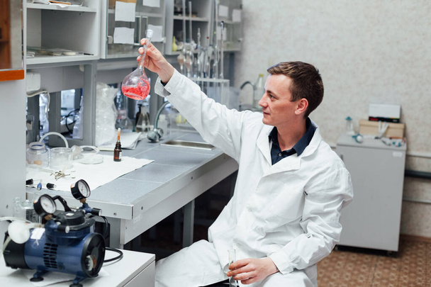 mužský vědec provádí chemické experimenty v lékařské laboratoři - Fotografie, Obrázek