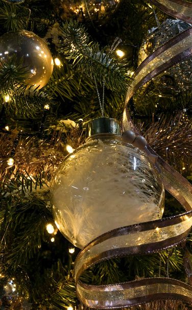 Közelkép a gyönyörűen díszített karácsonyi dísz dekorációk egy karácsonyfa - Fotó, kép