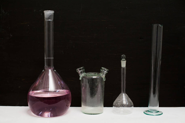proprietà e utensili per esperimenti chimici nel laboratorio chimico
 - Foto, immagini