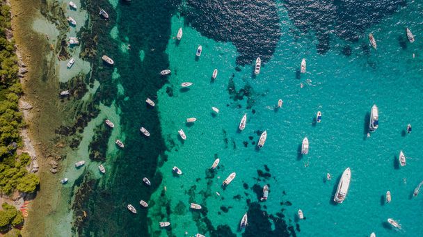 Верхний вид воздушных беспилотников на яхты в Средиземном море в летний солнечный день вблизи Ниццы, Кот-Дазур, юг Франции
 - Фото, изображение