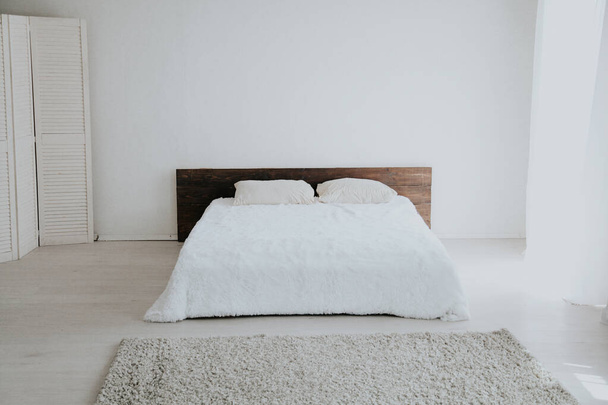Εσωτερικών υπνοδωμάτιο λευκό σήμερα το πρωί με κρεβάτι - Φωτογραφία, εικόνα