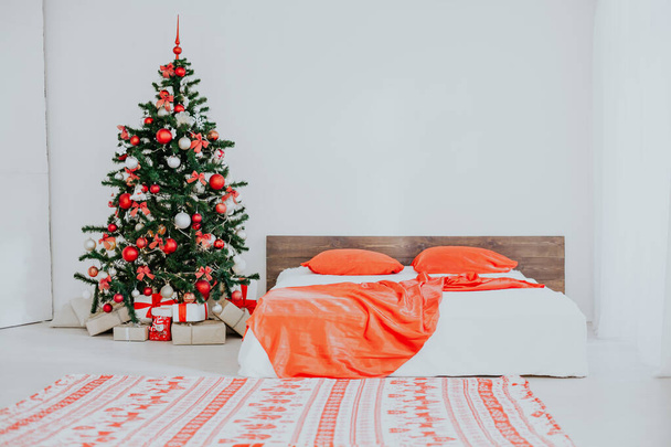 Noel ağacı Noel hediyeleri kırmızı dekor beyaz yatak odası - Fotoğraf, Görsel
