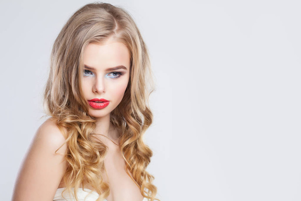 sinnliche blonde Frau mit langen gesunden lockigen Haaren und roten Lippen - Foto, Bild