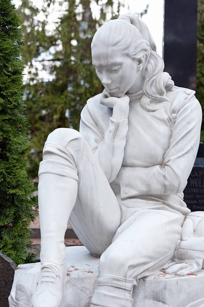Hauta veistos miekkailija nainen Lychakiv hautausmaalla Lviv, Ukraina - Valokuva, kuva