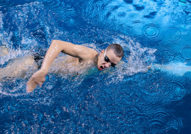 Nadador masculino en la piscina. Foto submarina. Nadador masculino
. - Foto, Imagen