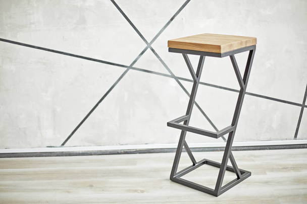 high bar stool made of wood and metal. - Foto, afbeelding