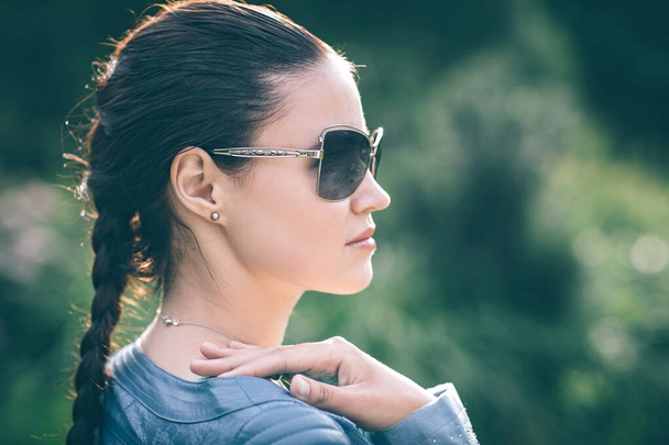 close up. cute young woman in sunglasses. - Foto, Imagen