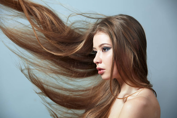Uzun sarı saçlı ve parlak makyajlı bir kızın portresi.. - Fotoğraf, Görsel