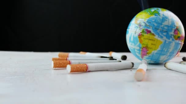Videofelvétel dohányról, ahogy füsttel égeti a földet. Dohányzásmentes Világnap koncepciója. - Felvétel, videó