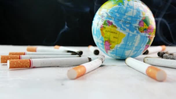 Videoaufnahme von Tabak mit Rauch, der die Erde verbrennt. Welt kein Tabaktag-Konzept. - Filmmaterial, Video