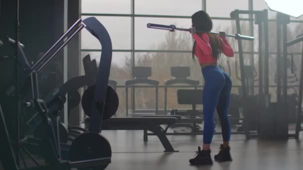 De vrouw zit in een fitnesscentrum. - Video