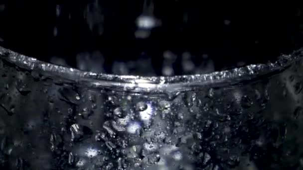 The wet edge of the glass wall of the glass rotating in the dark - Metraje, vídeo
