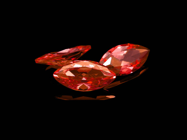 Pierre semi-précieuse rouge de forme marquise
  - Photo, image