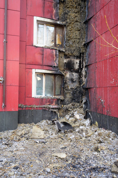 Parte do edifício danificada pelo fogo
. - Foto, Imagem